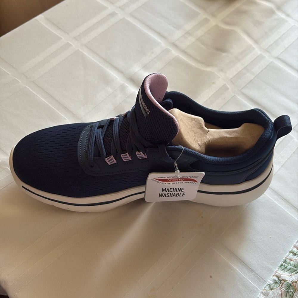 Brand new, never worn Sketchers Women’s Go Walk Arch Fit Unify Sneaker - Picture 6 of 10